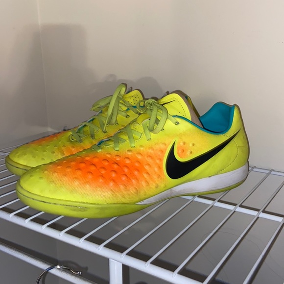 nike soccer shoes - Picture 2 of 4